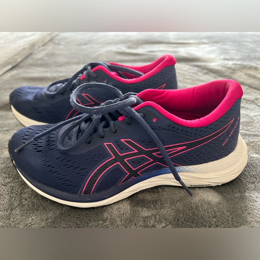 Women’s navy blue and pink, a six. Worn only a couple of times.
